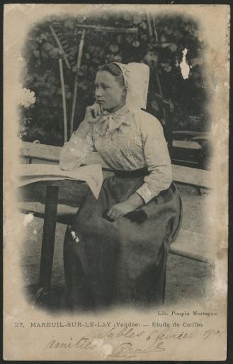 Mareuil-sur-Lay. - Une femme en costume et coiffe : assise en extérieur (vue 1), avec une coiffe dite la "cabanière" portée dans les environs de Luçon, Chaillé-les-Marais, L'Hermenault, Mareuil-sur-Lay et Moutiers-les-Mauxfaits (vue 2).